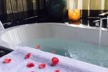 山西水疗池中的失重冥想：当身体学会漂浮